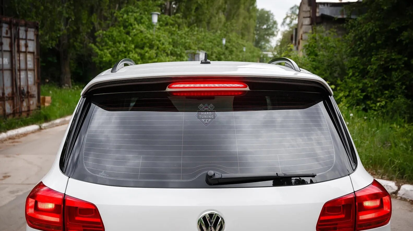 Тигуан заднее стекло. Спойлер tiguan 1. заднее стекло tiguan. фольксваген тигуан заднее стекло.