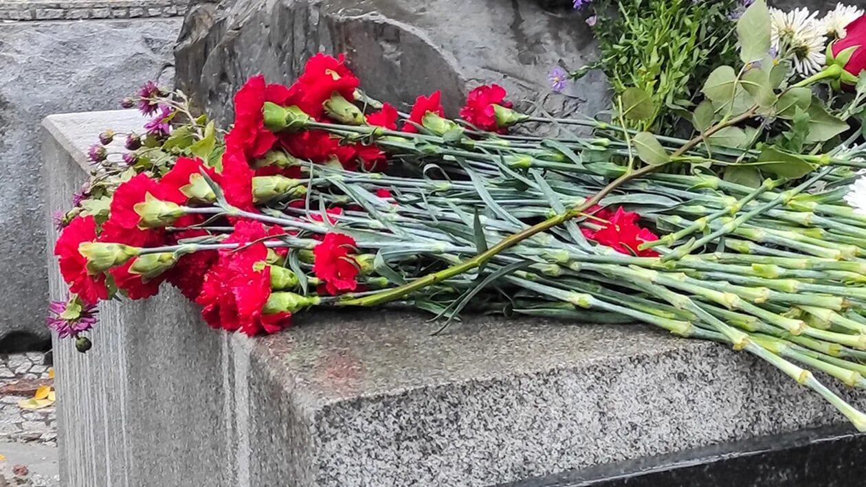 27 января 1945 освобождение узников концлагеря освенцим. 27 января память жертв холокоста. 27 января международный день памяти жертв холокоста презентация. 27 января день памяти жертв холокоста. 27 января память жертв холокоста.