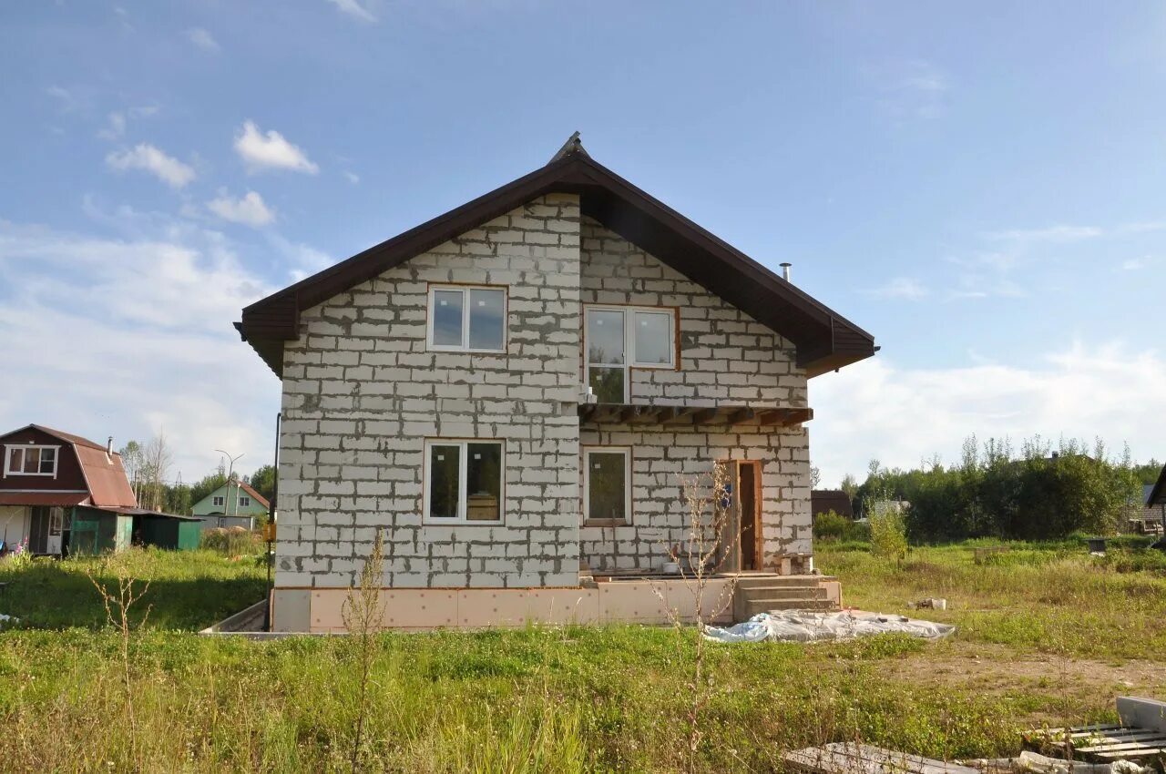 Домик в новгородской области. Плетниха Новгородская область. Деревня старое Ракомо Новгородской области Новгородский район. Дом в Плетнихе Великий Новгород. Кирпичный дом в Новгородской области.