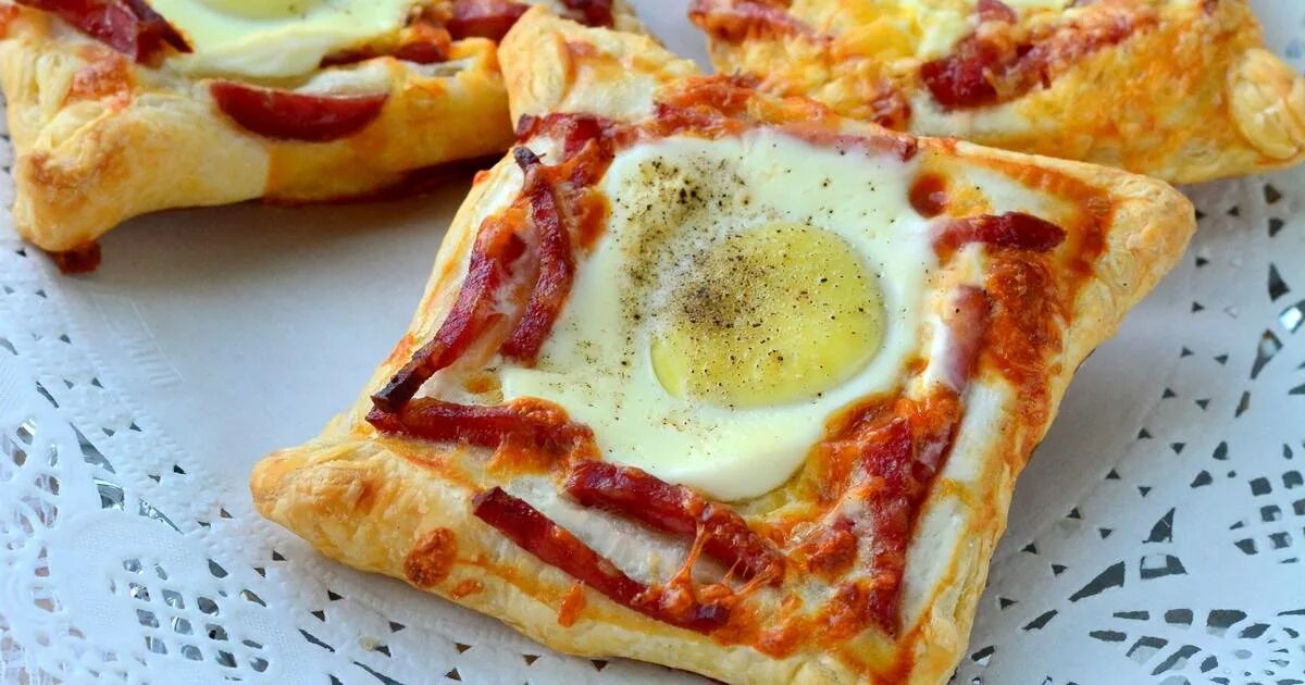 конверт с брынзой и беконом. куриные рулетики в беконе. конвертики из лаваша с сыром. конвертики с беконом. конвертики с беконом.