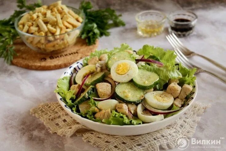 Салат с ветчиной, сыром и огурцом - Лайфхакер