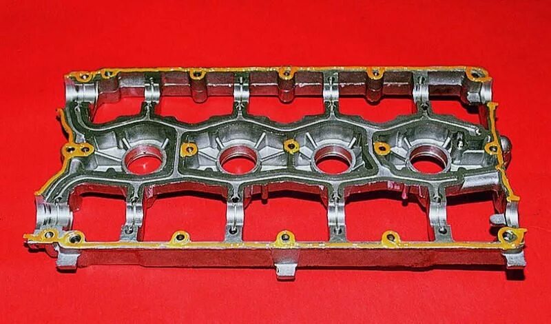 Постель головки. Крышка распредвалов ВАЗ 2112 16 клапанов. Головка 16 клапанная на ВАЗ 2112. ГБЦ ВАЗ 2112 16 клапанов. Постель распредвала ВАЗ 2112 16 клапанов.