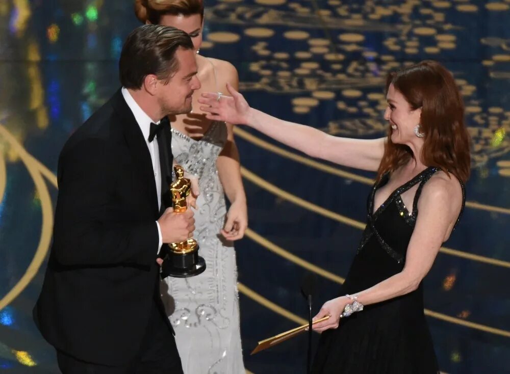 Премия оскар 2016. Леонардо ди каприо и джулианна мур. оскар 2004. награждение актеров.