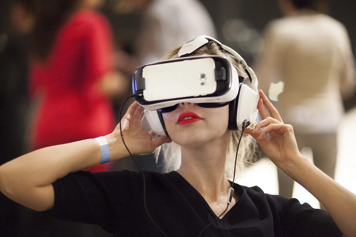 Vr последняя версия. Очки виртуальной реальности Окулус. VR экскурсии. Экскурсия в виртуальной реальности. Очки виртуальной реальности в туризме.