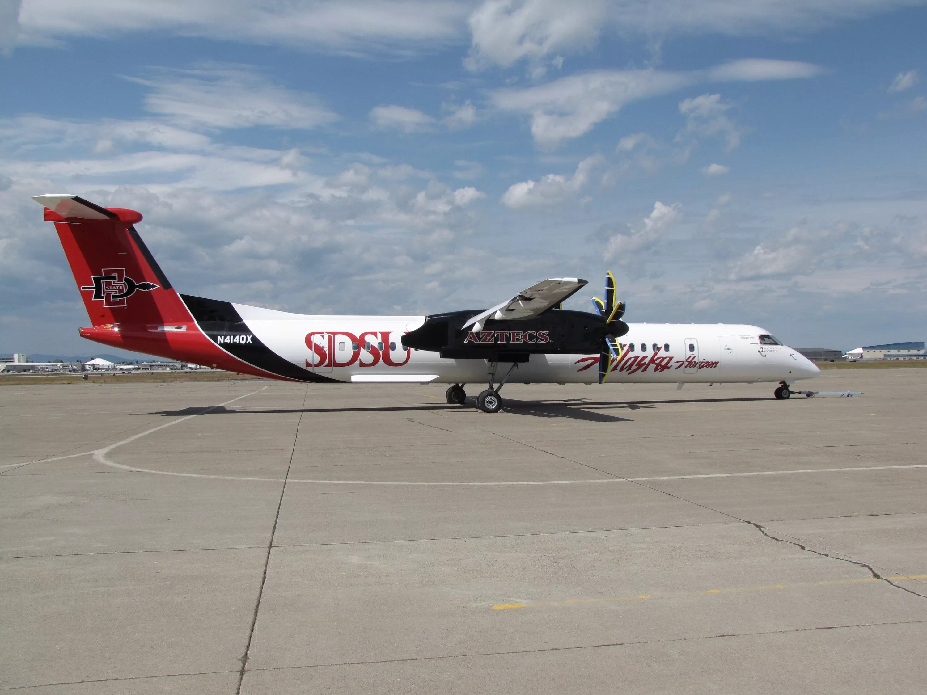 DHC 8 Q-400. Q400 самолет Alaska. Horizon авиакомпания. Q-400 ливреи Катар.