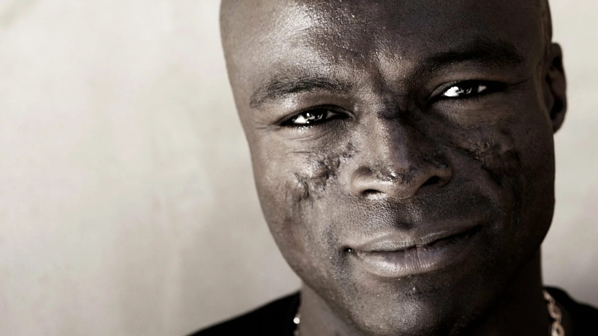 Сеал певец. Ге́нри олу́сегун адео́ла сэ́мюэл. Генри олусегун адеола сэмюэл. Певец сиал негр. Певец со шрамом.