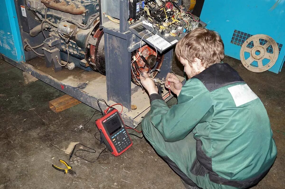 сервисное обслуживание генераторов. сервисное обслуживание генераторов. дгу дизель генераторная установка. машинист двс дэс дгу. электромеханик дизельные электрогенератор.