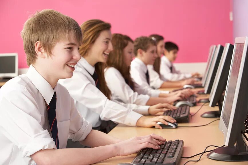 Ученик 8.2. Ученик за компьютером. Школьник за компом. Ученики за компьютерами в школе. Ребенок за компьютером.