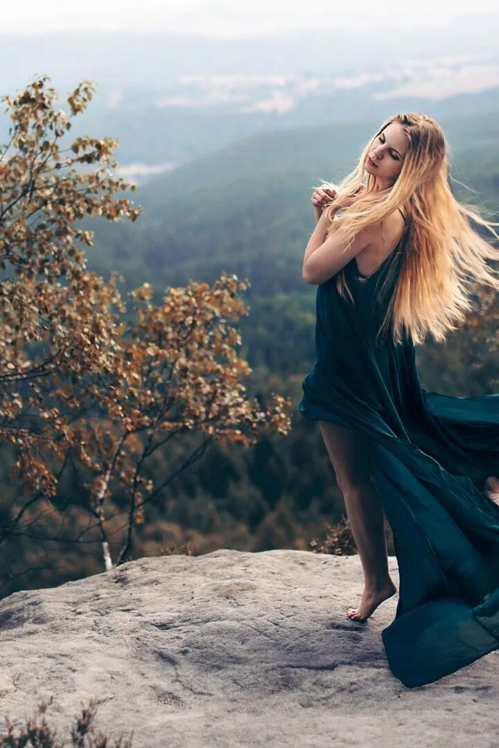 Blonde m. Красивые блондинки на природе. Девушка блондинка на природе. Девушка в платье. Девушка блондинка в горах.