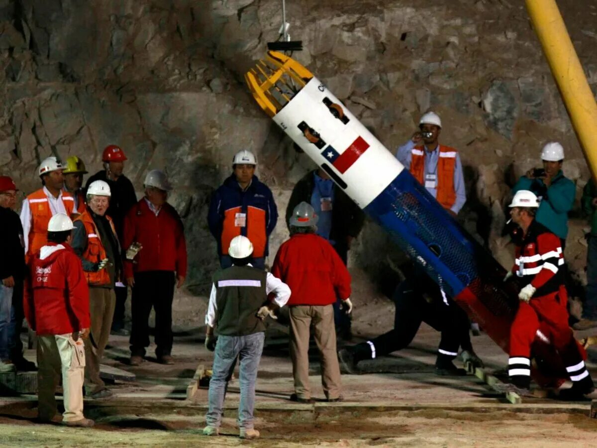 33 шахтера. Спасение шахтеров в чили в 2010. Спасение чилийских шахтеров 2010. 33 горняка в чили. 33 чилийских шахтера.