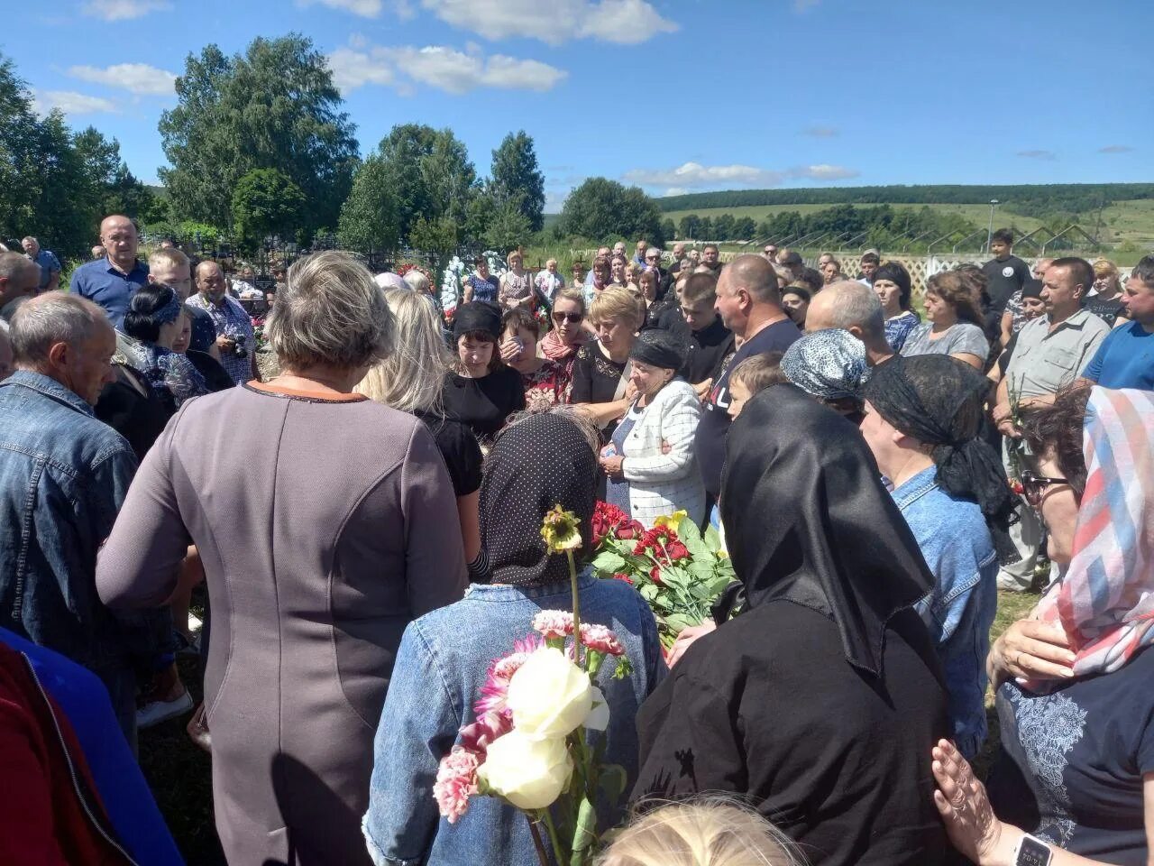 Провожающая в последний путь фрирен продолжение. В Саратовской области простились. Простились с погибшим Кулик. Прощание с погибшими на Украине военными. В Омске простились с погибшими.