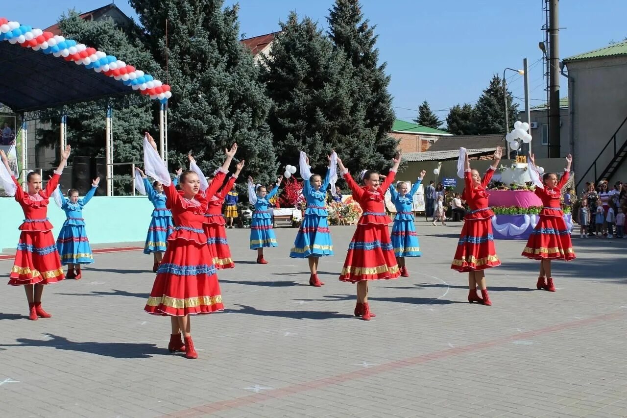 Погода багаевская ростовская область на 10 дней. Станица Багаевская Ростовская область. Багаевский район станица Багаевская. Багаевская школа искусств. Достопримечательности станицы Багаевской Ростовской области.