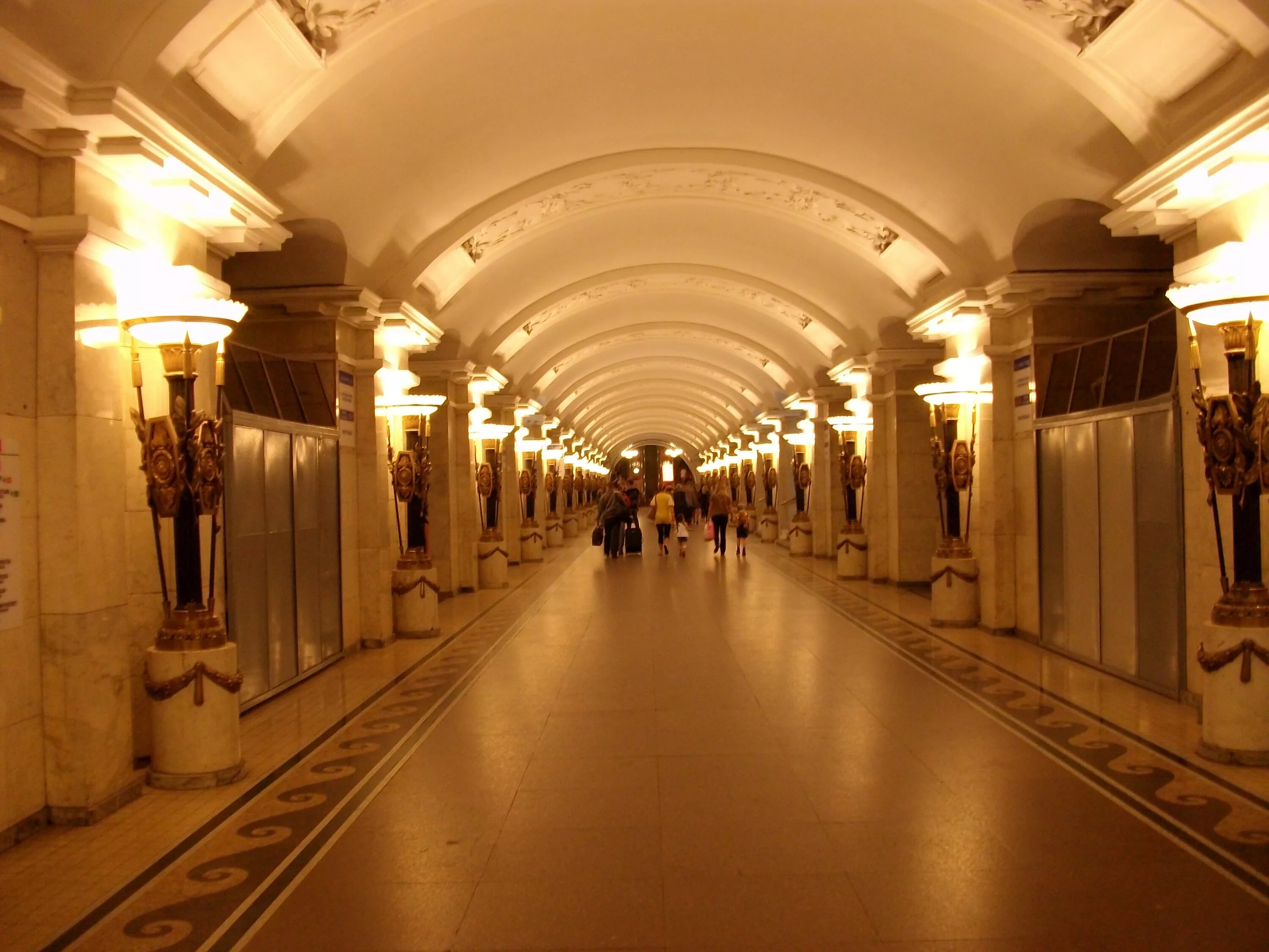 Пушкинская спб. Станция Пушкинская Петербургского метрополитена. Станция метро Пушкинская. Станция метро Пушкинская СПБ. Станция метро Пушкинская Москва.