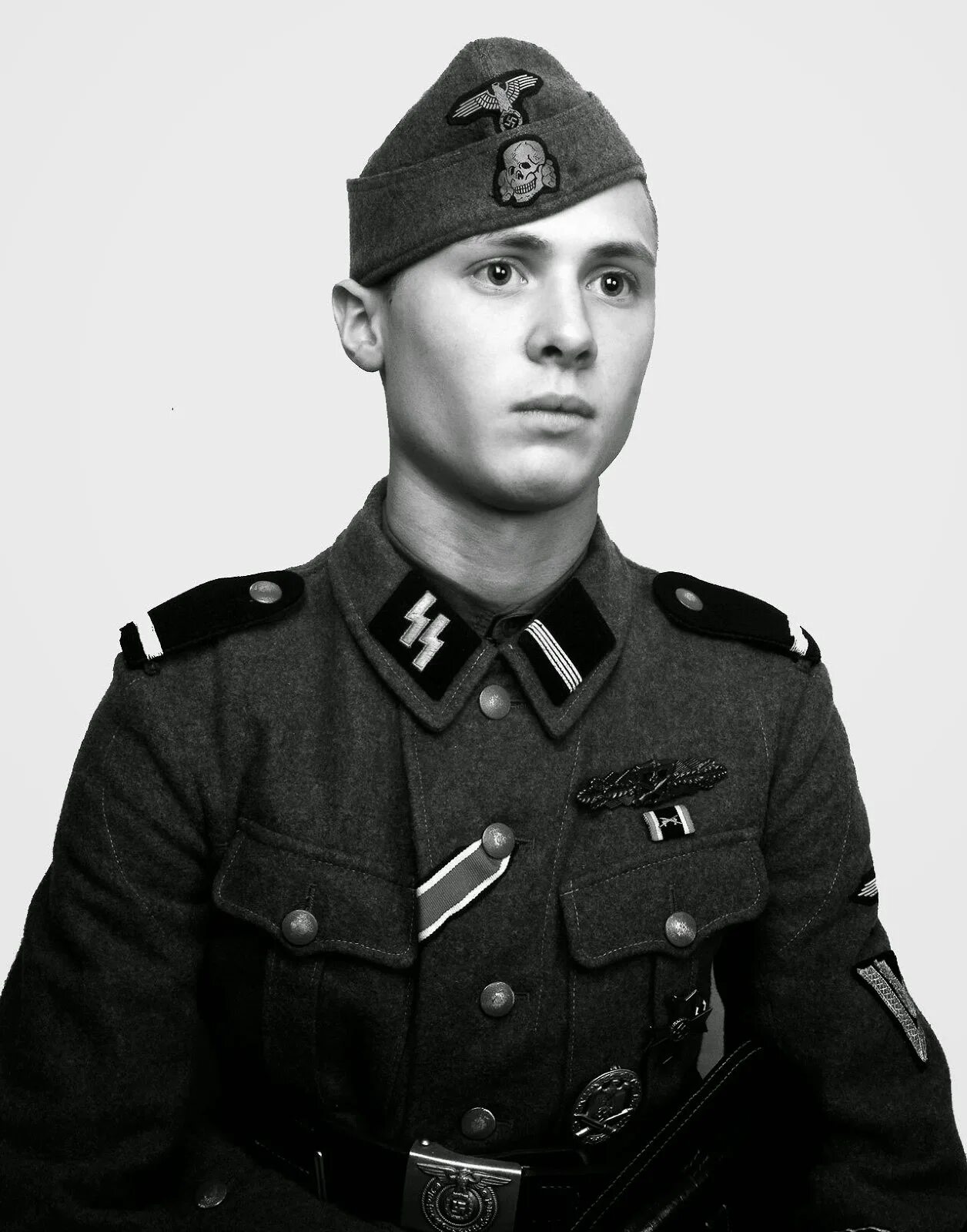 Полк мертвая голова. Солдаты Waffen SS. Форма солдата Waffen SS. Харальд Нугисекс, унтершарфюрер СС. Офицеры Waffen SS.