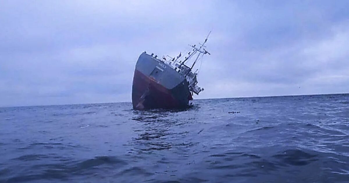 Подбитый корабль под Одессой. Сагайдачный корабль затонул. Тонущий корабль. Потопили флот украины