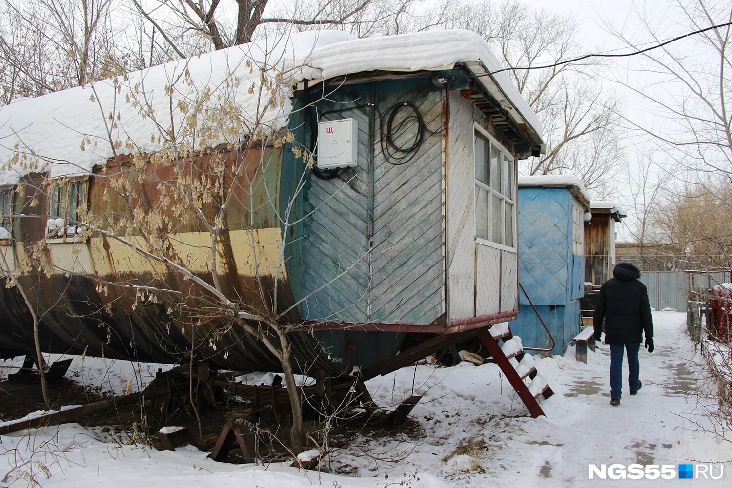 Жилая бочка для севера. Человек живущий в бочке. Бедный район города. Квартиры бочки на севере. Бочки в которых жили на севере.