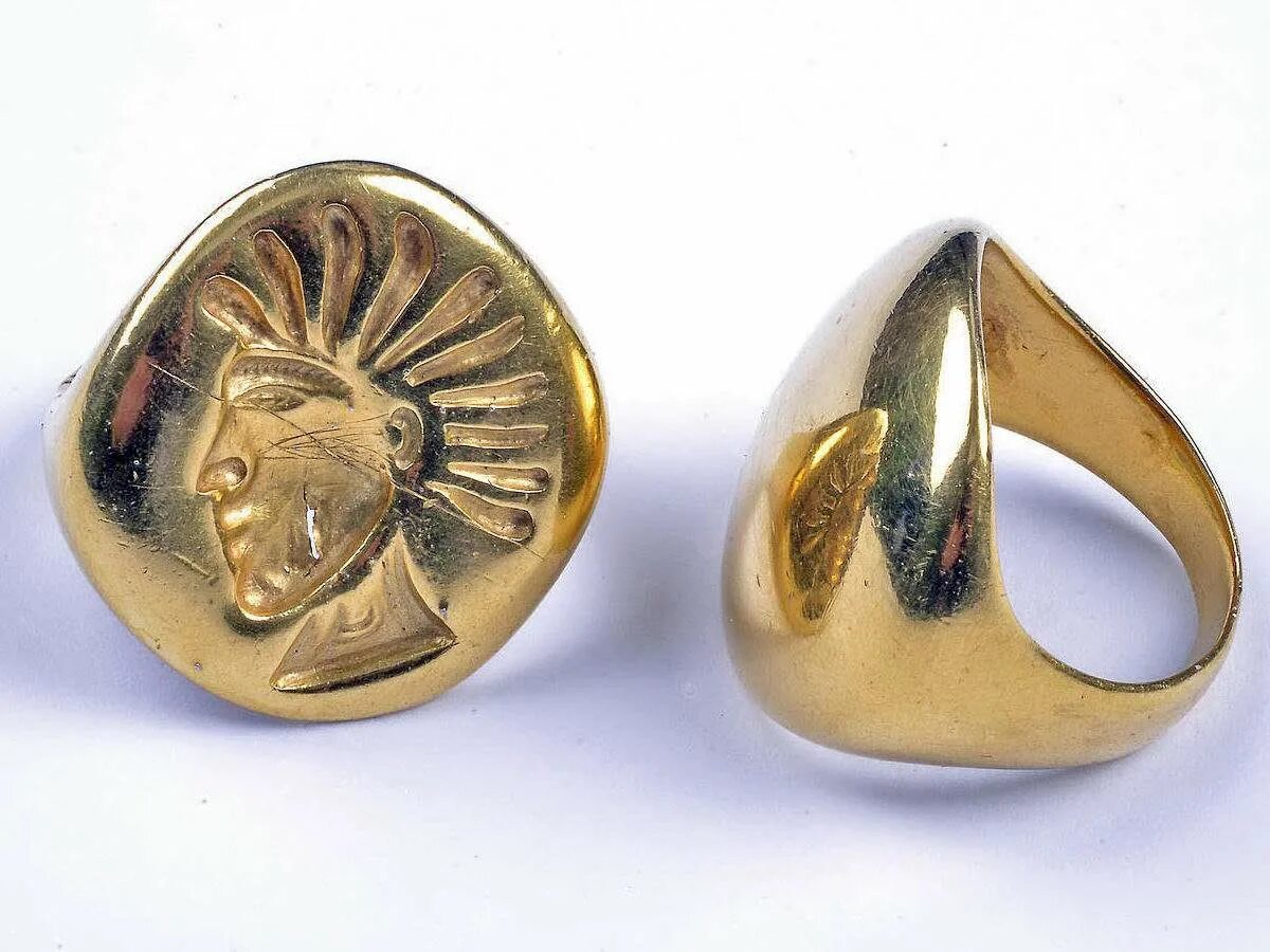 Иссыкские курганы. Золото человек найденный в иссыкском. Иссыкский курган. Иссыкский курган. Список предметов найденных в иссыкском кургане.