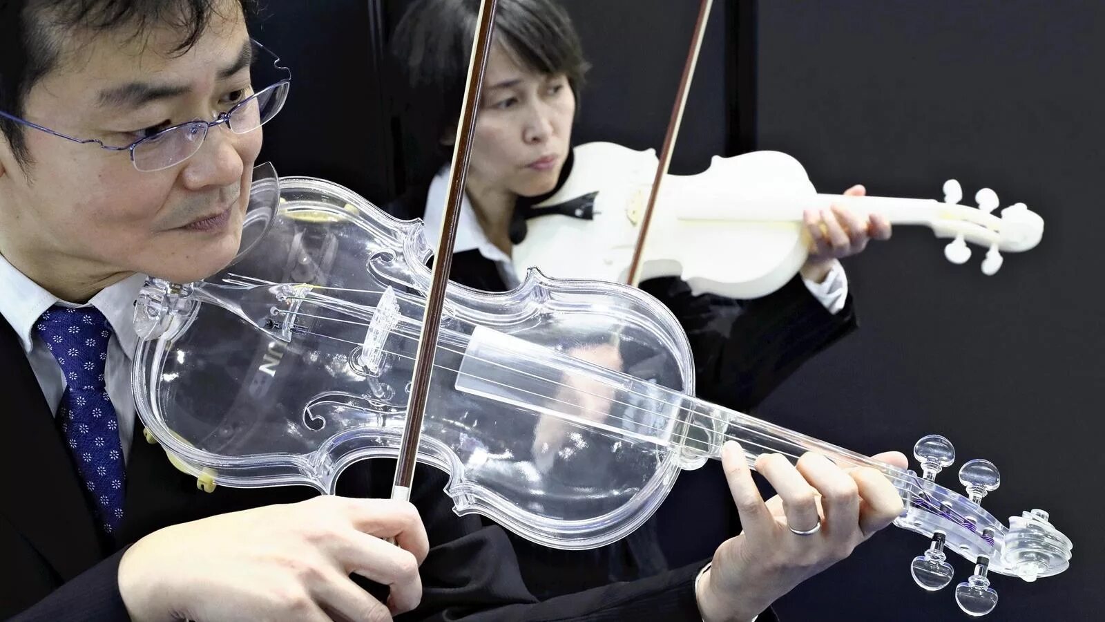 Мини музыкальные инструменты. World smallest violin song. Самая маленькая скрипка в мире. Маленькая скрипка. World s smallest violin перевод.