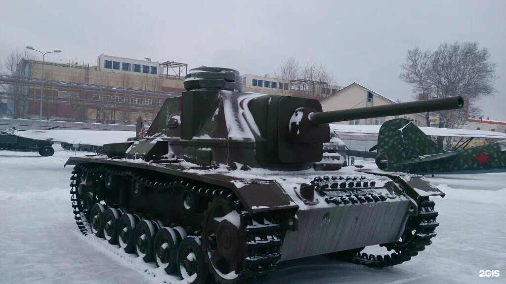 Кв пышме. Верхняя пышма музей. музей военной и гражданской техники в верхней пышме. музей техники верхняя пышма кв 2. музей угмк в верхней пышме.
