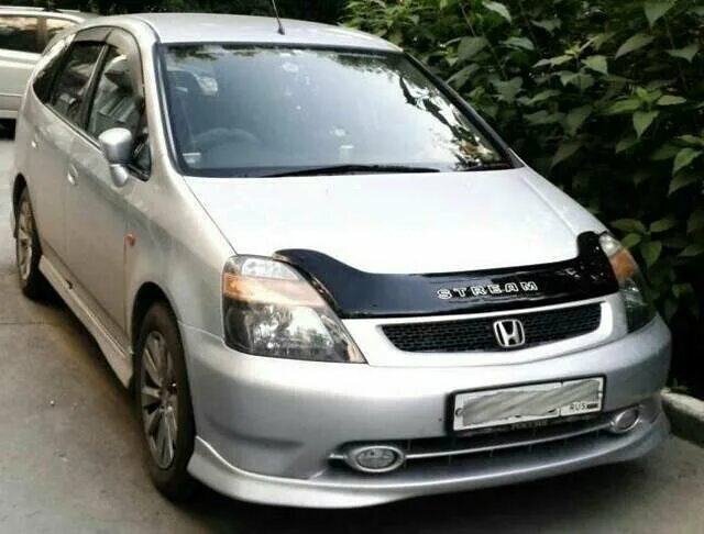 Дефлектор на капот Honda Stream. Дефлектор капота Honda Stream rn3. Мухобойка Honda Stream rn6. Хонда стрим с дефлектором капота. Капот хонда стрим