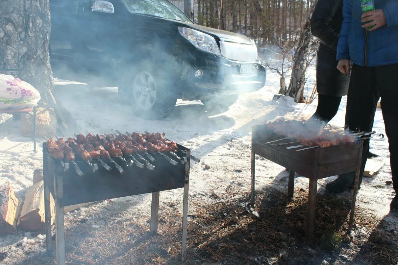 Шашлычная ярмарка. Шашлыки на природе. Шашлык зимой. Стол с шашлыком. Шашлык зимой на природе.