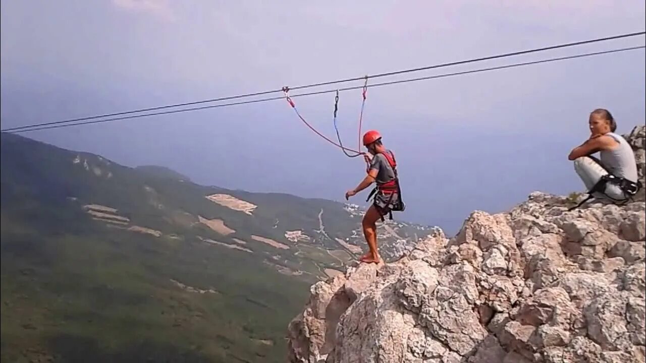 Канатный спуск ая горный алтай. Тарзанка в белокуриха. Тарзанка ая горный алтай. Банджи джампинг ай петри. Тарзанка ая горный алтай.