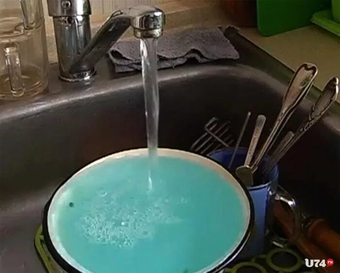 Листья салата. Зеленая вода из крана. Голубцы в савойской капусте фото. Капуста с водой из под крана. Синяя вода из крана.