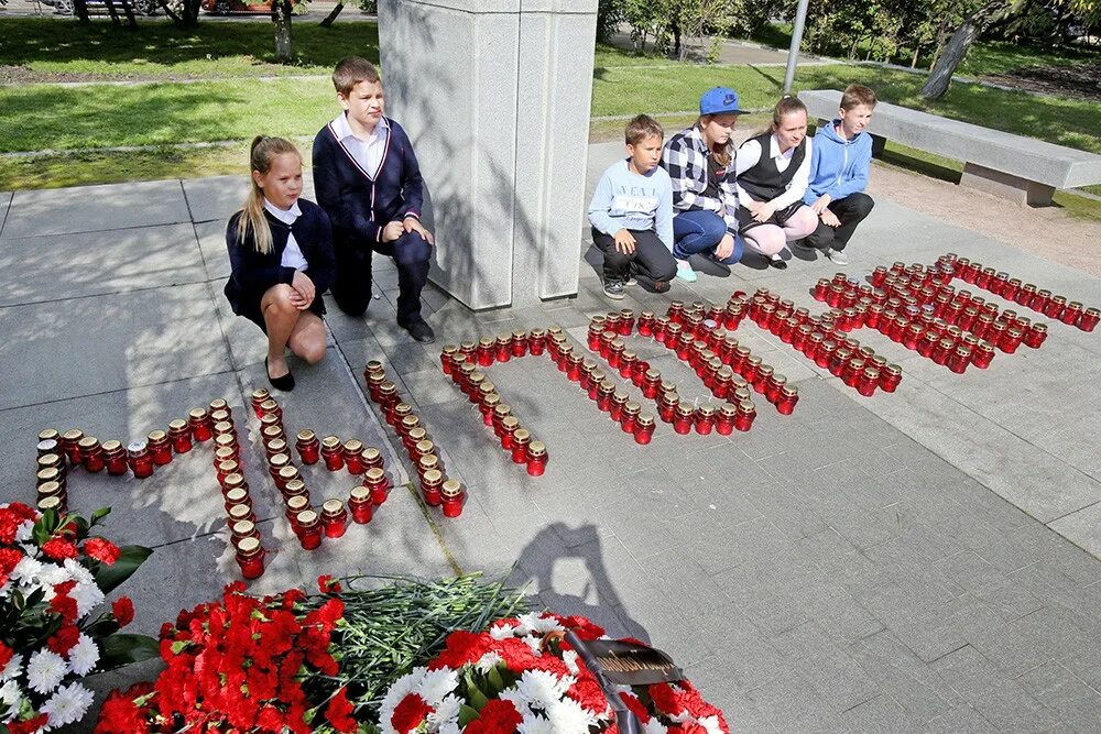 Альбом в память жертв теракта. Буденновск день памяти и скорби. Акция памяти жертв Дубровки. Памятник жертвам теракта в Буденновске.