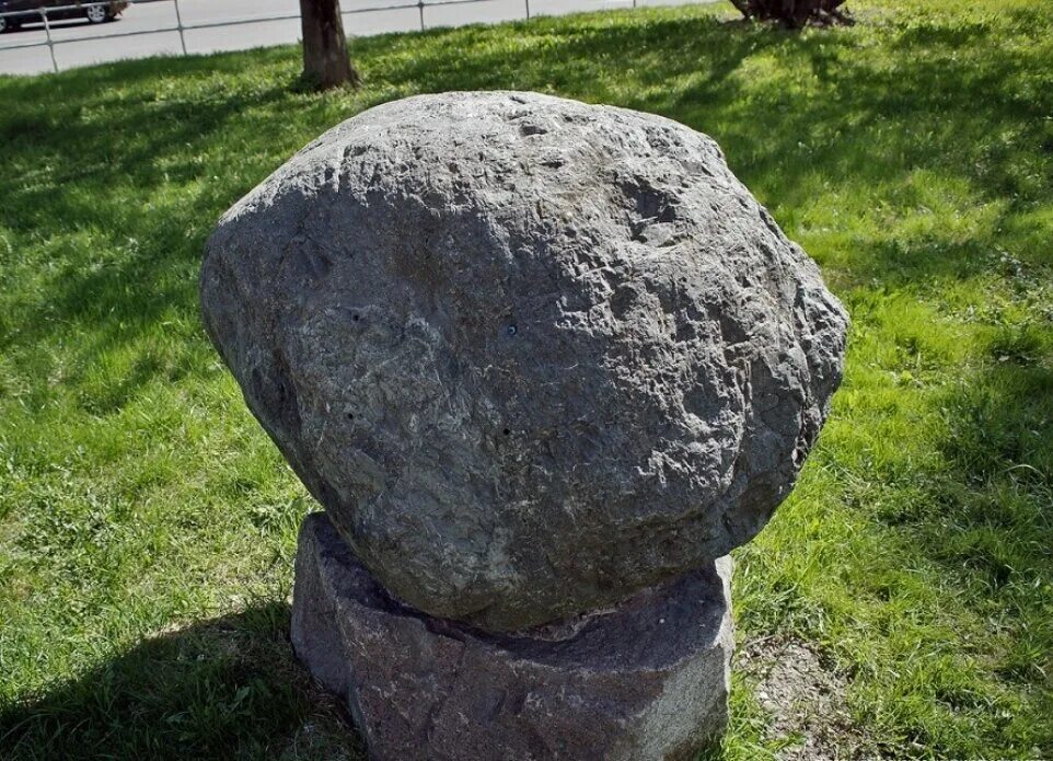 Monument stone. Перовский камень. Московский валун. Камень монумент. Булыжник Москва.