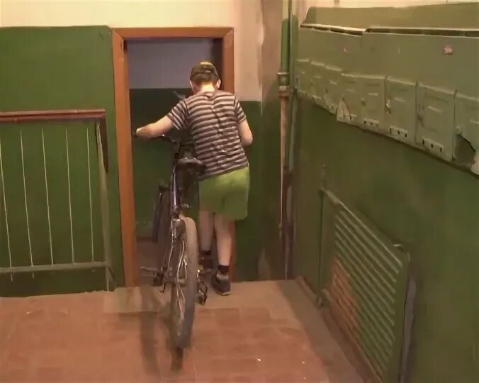 Можно ставить велосипед на лестничной площадке. Мотоцикл на лестничной площадке. мопед на лестничной площадке. полицейский на лестничной площадке из глазка. сумка с инструментами на лестничной площадке.