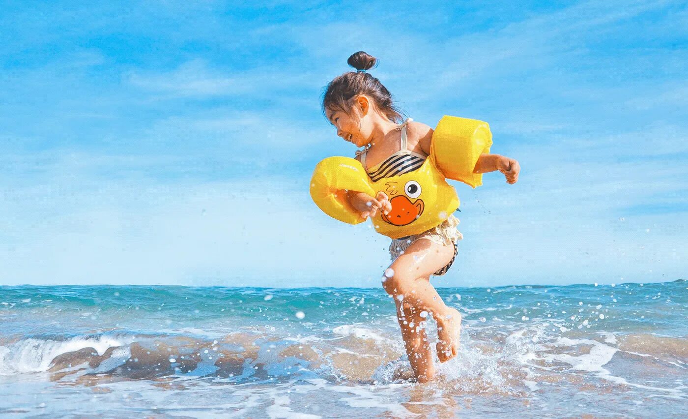 Go to the sea. Дети на море. Малыши на пляже. Малыш на море. Дети купаются в море.