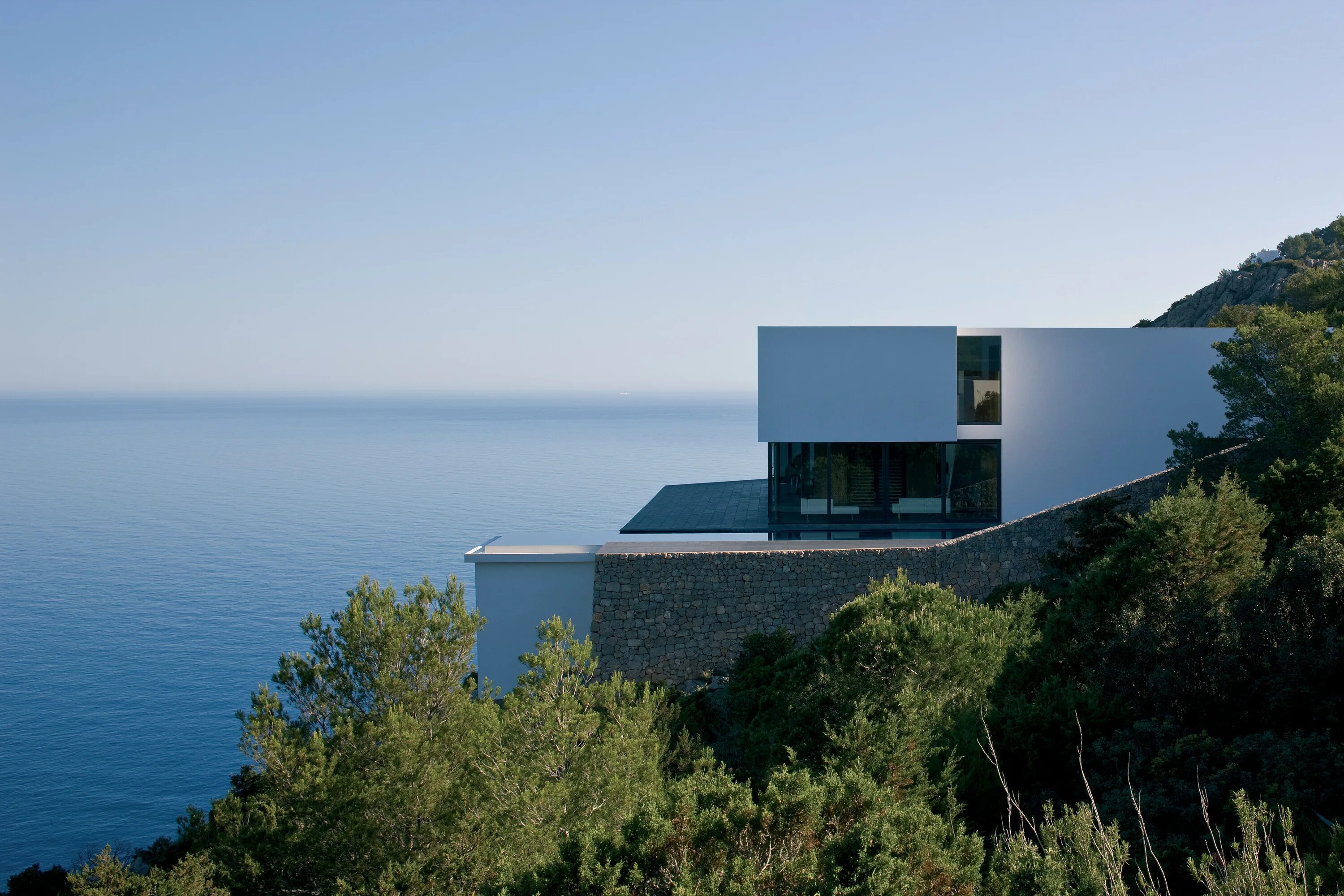 Вилла Испания на скале. Дом на скале (House on the Cliff) в Испании от fran Silvestre arquitectos.. Вилла в Бланесе на скале. "Дом на скале" в штате Висконсин. Современные скалы