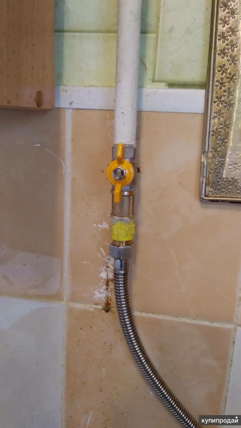 Как поменять газовый шланг. Как поменять газовый шланг. Газовый кран в квартире. Подводка газа к газовой панели. Насадка на шланг для подключения газовой плиты.