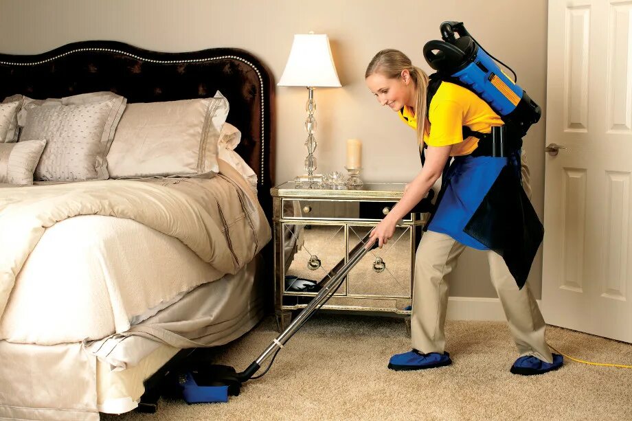 Cleaning maid. Уборка пыли. Уборка пыли в квартире. Убирать пыль. Пылесосить под кроватью.