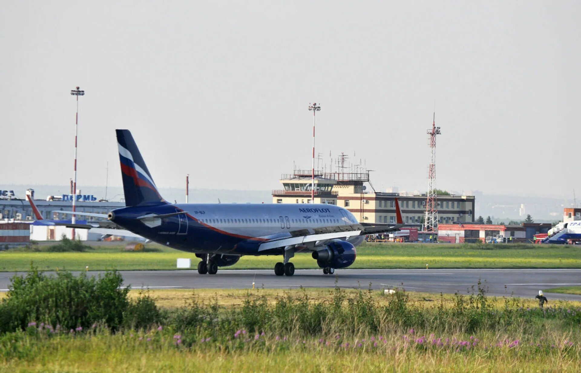 Самолетов аэропорт большое савино. Споттинг Пермский аэропорт Perm. Аэропорт большое Савино самолет. Аэропорт большое Савино споттинг. Большое Савино Пермь самолеты.