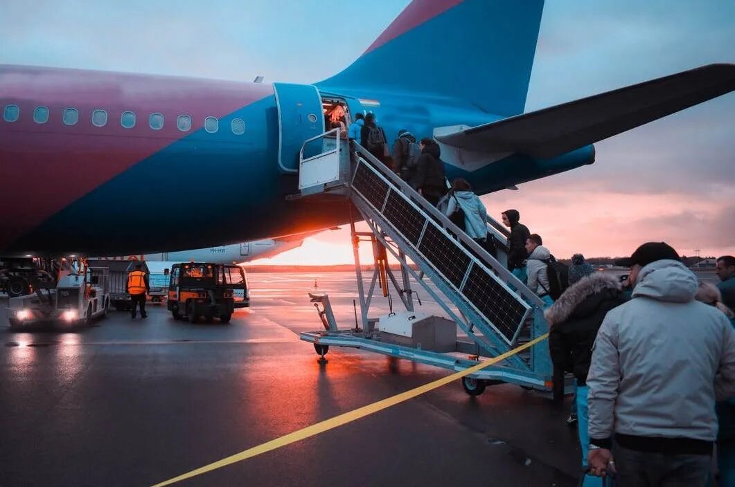 Авиарейсы открывают. Boarding самолет. Гражданская Авиация России. Запускает самолет. Самолет Казахстан.