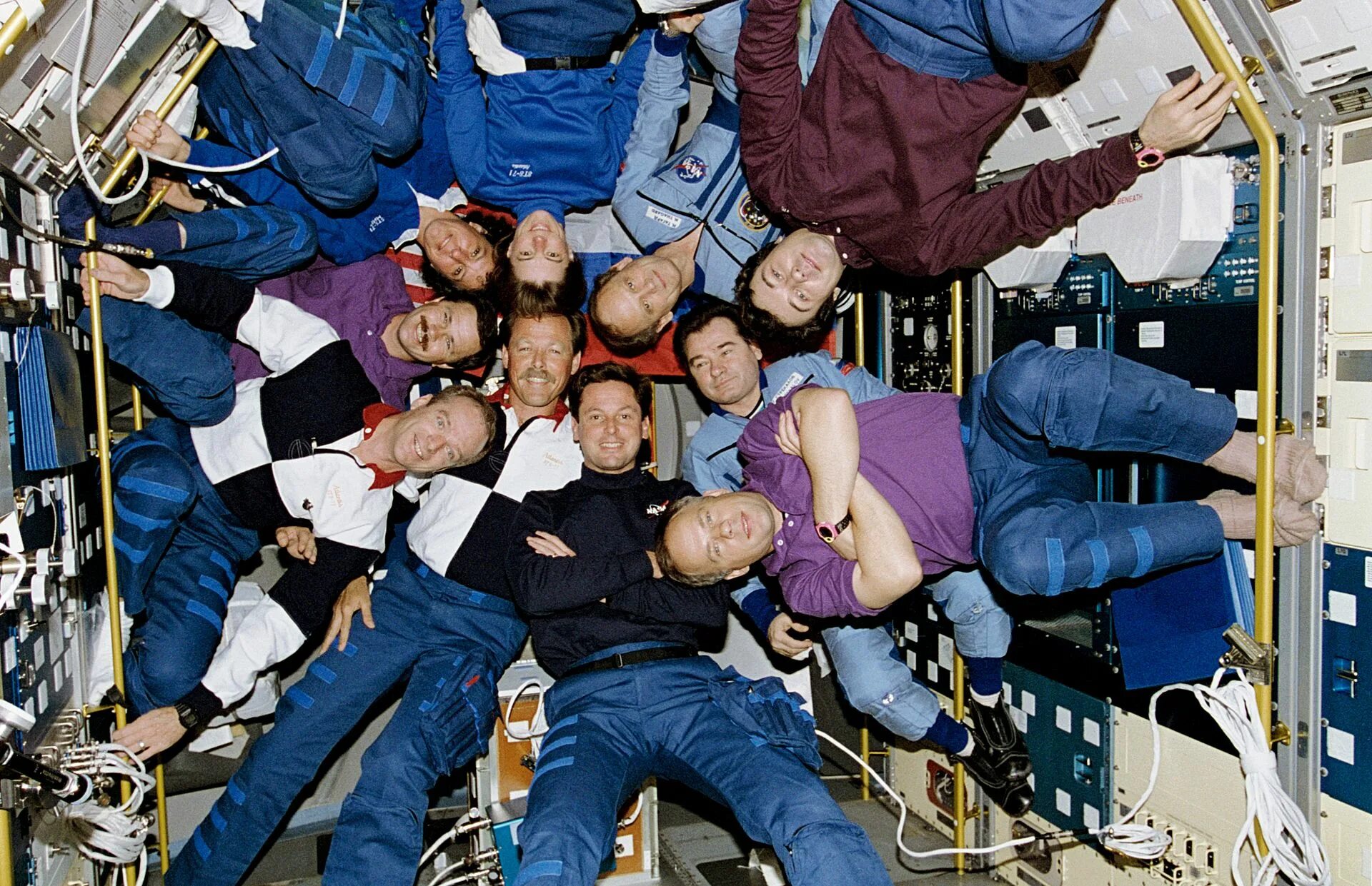 Рекорд по времени в космосе. Космонавты на станции мир 1995 год. Экипаж станции мир. Станция мир и шаттл Атлантис. На борту станции мир.