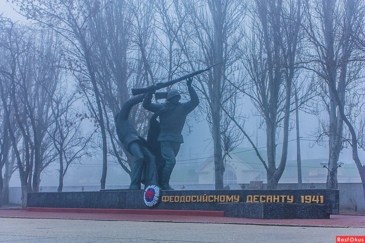 Феодосия мемориал Феодосийскому десанту. Керчь памятники Керченско-Феодосийскому десанту. Феодосия памятник десантникам фото. Памятник феодосийскому десанту