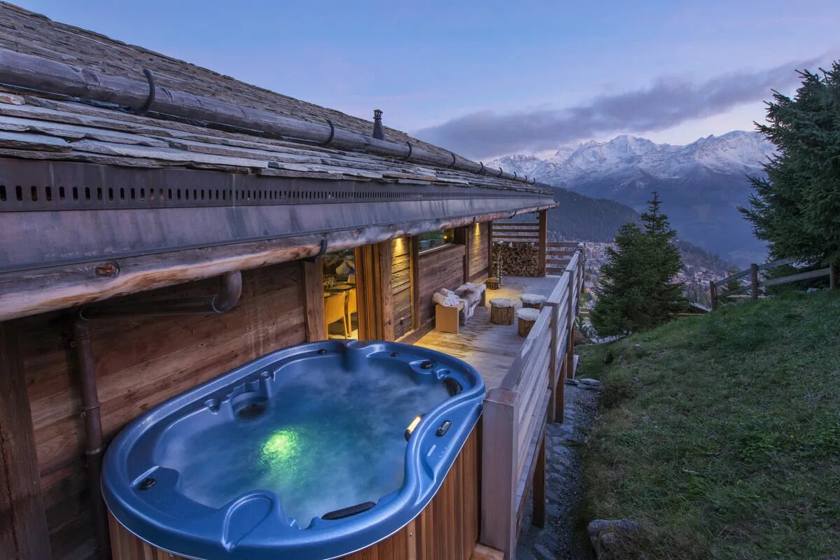 Отель с уличным бассейном. Chalet Alpin Roc, Verbier Leo Trippi. Вербье джакузи. Отель в горах Гималаи. Австрия Швейцария Альпы Шале.