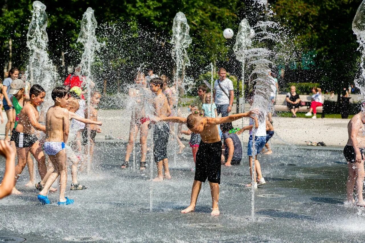 Будет ли летом жара. Жара в Новосибирске 2021. Жара в городе. Что такое Россия это жаркое лето. Жаркое лето в городе.