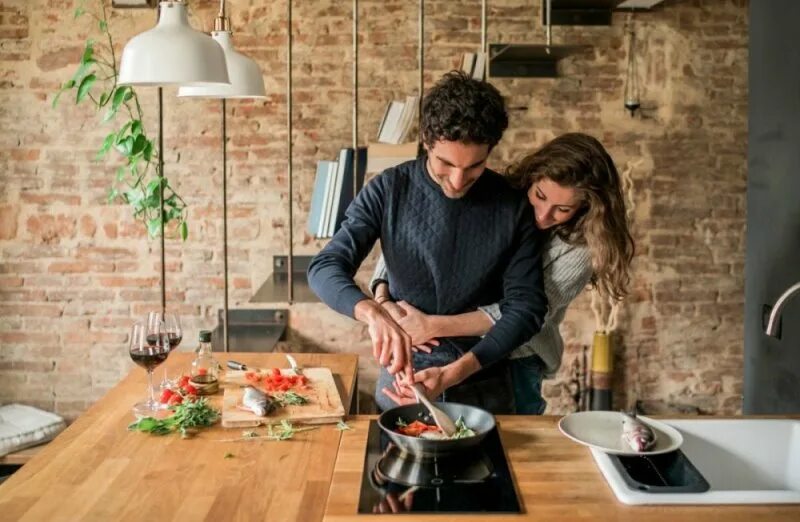 Мужчина и женщина на кухне. Мужчина и женщина в квартире. Совместный быт. Мужчина и женщина готовят вместе.