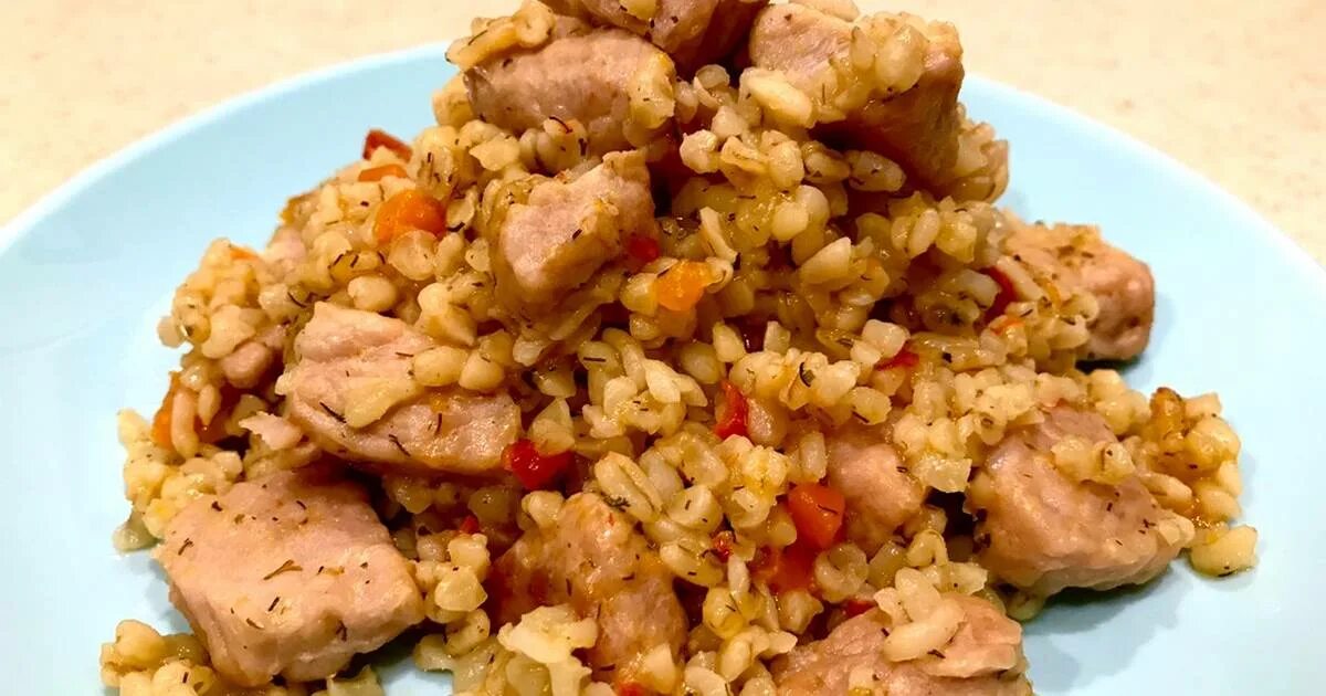 Булгур с мясом и овощами. Булгур с говядиной. булгур с мясом. булгур каша с мясом.