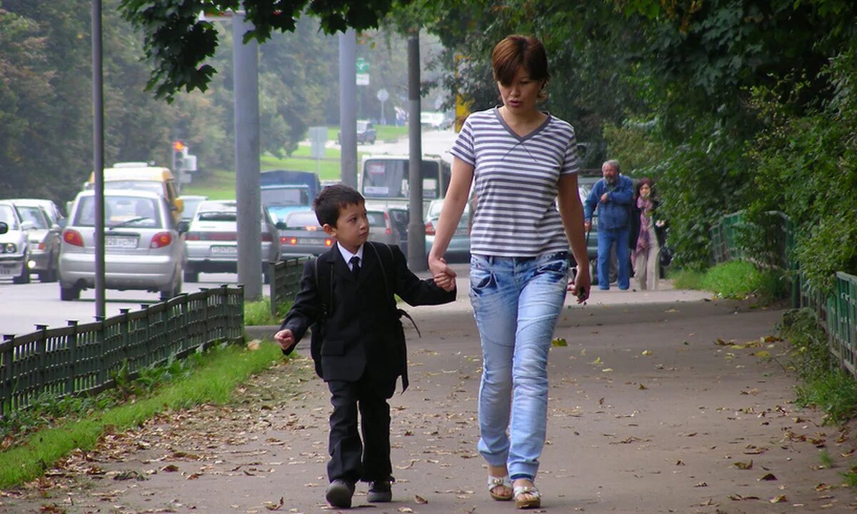 Стой мама идет. Мама и школьник. Родители ведут ребенка в школу. Мама ведет ребенка в школу. Мама ведет ребенка за руку.