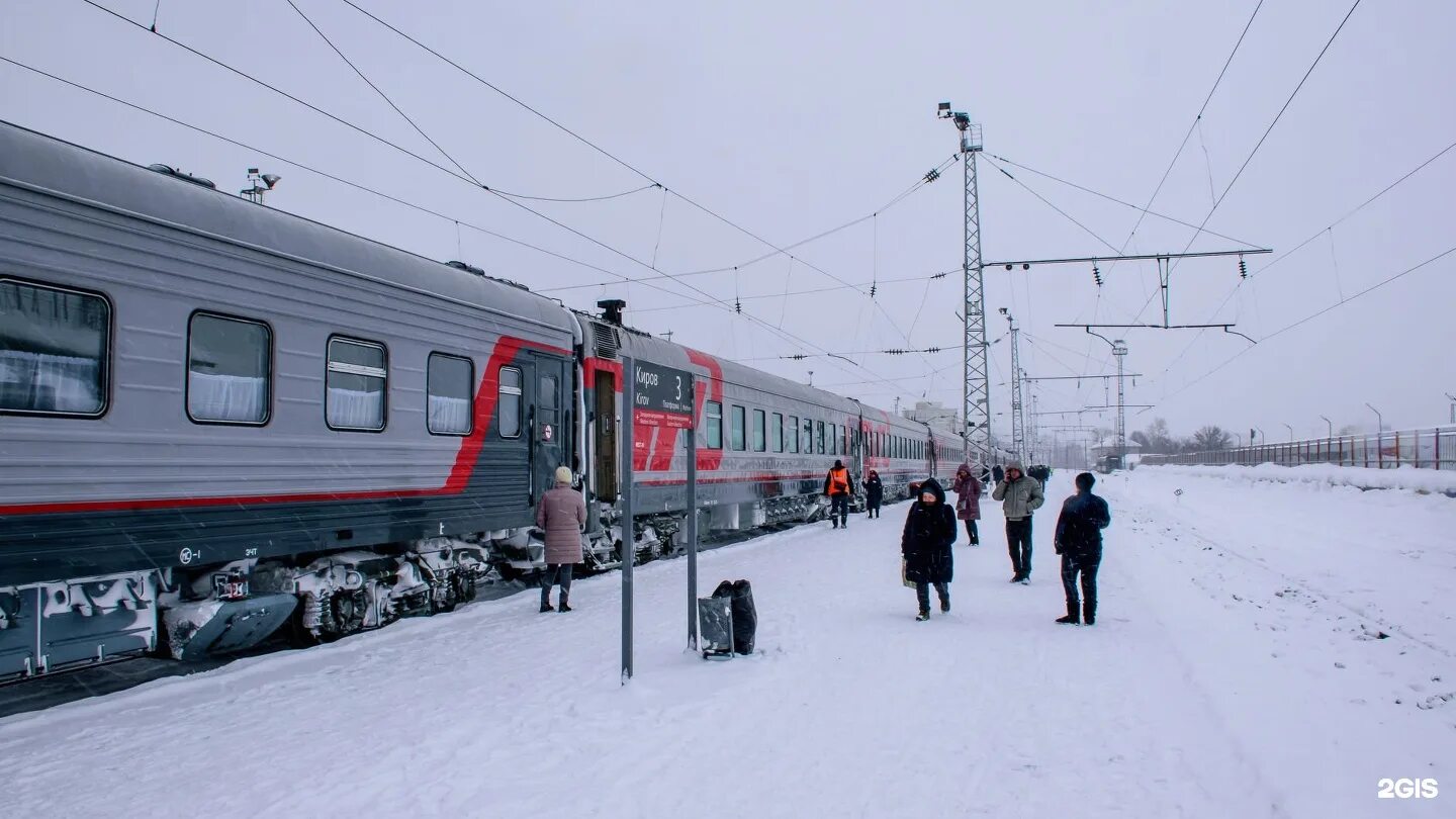 Станция киров пассажирский тэп70. Номер жд киров. Ж/д вокзал киров. Комсомольская 42 киров. Железнодорожный вокзал киров.