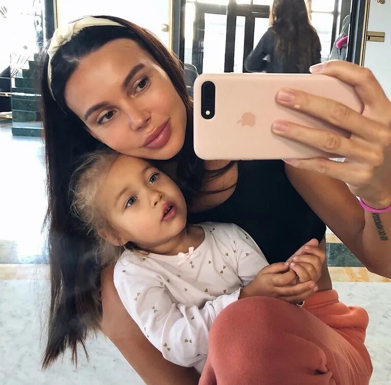 Старшая дочь джигана ариела. Майя дочь оксаны самойловой. Старшая дочь джигана ариела 2020. Майя дочь джигана. Дочь оксаны самойловой ариэлла.