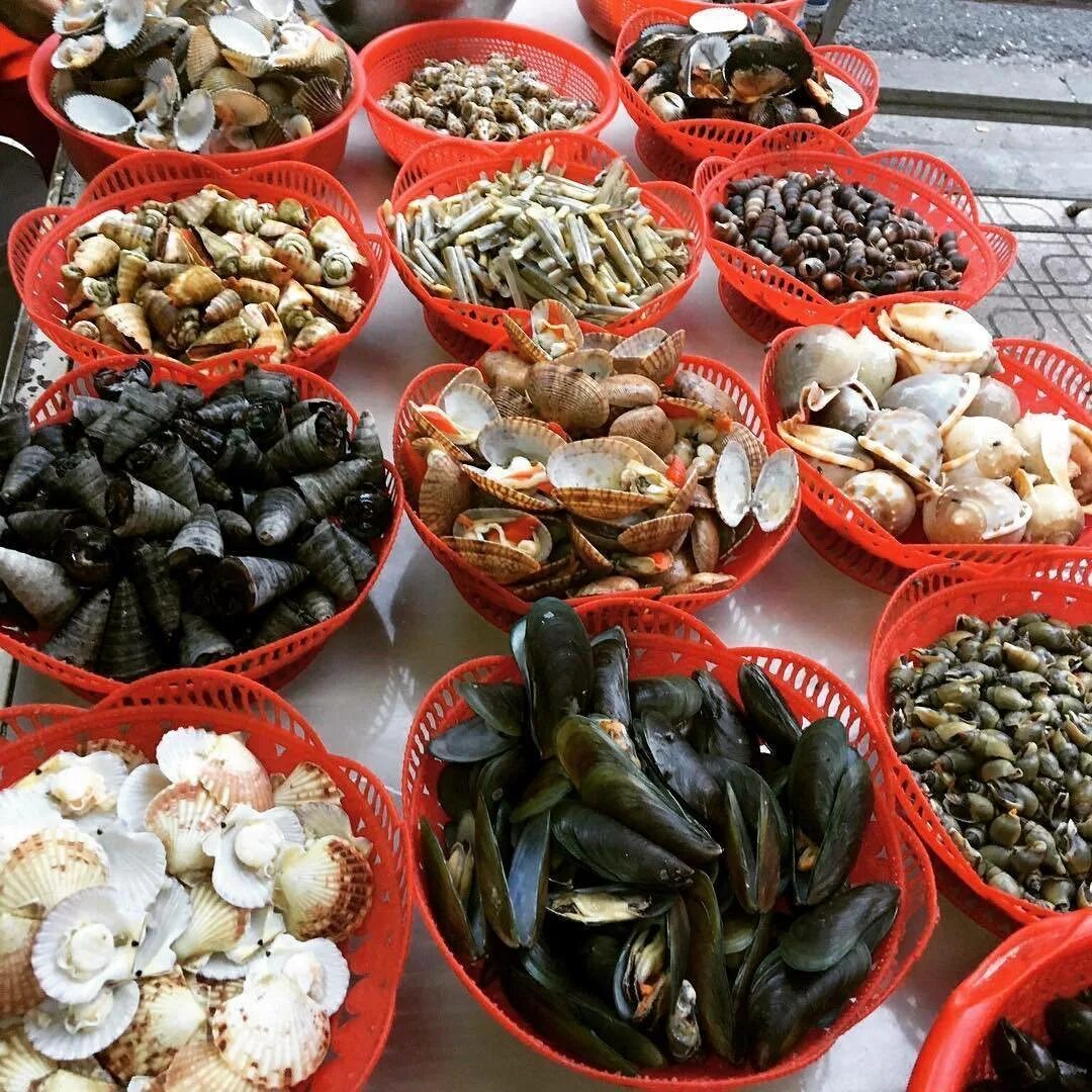 Как нужно есть морскую. Моллюски Тайланда. Нья Чанг морепродукты. Рыбы Нячанга. Вьетнам морские деликатесы рынок.