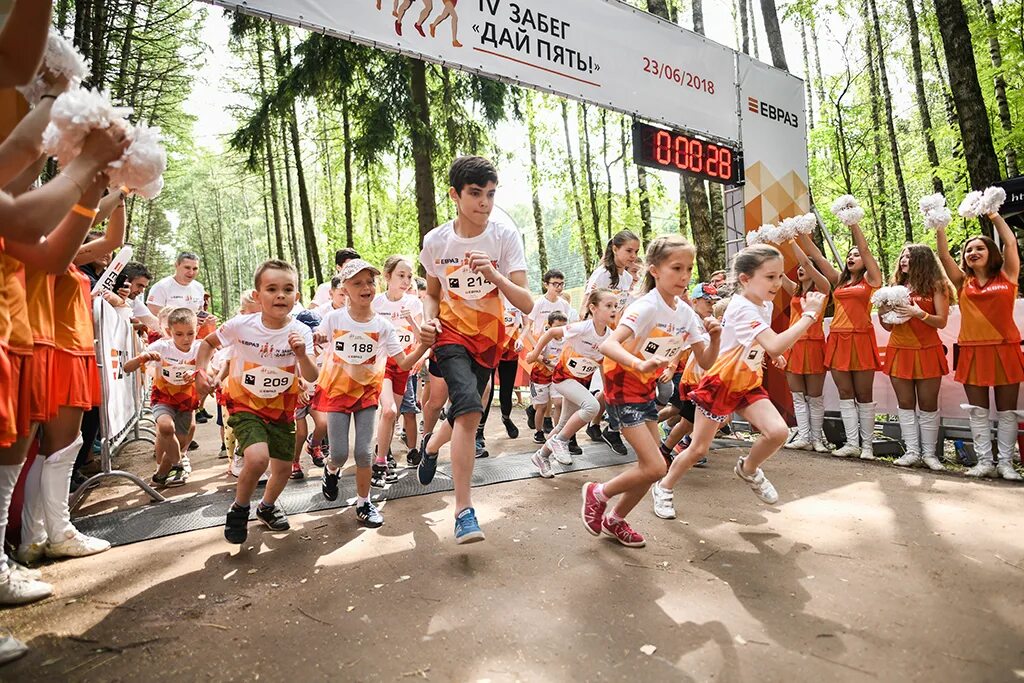 Городской забег. Забег евраз. Дай 5 2021. Дай 5 2021. Забег дай 5 нижний тагил.