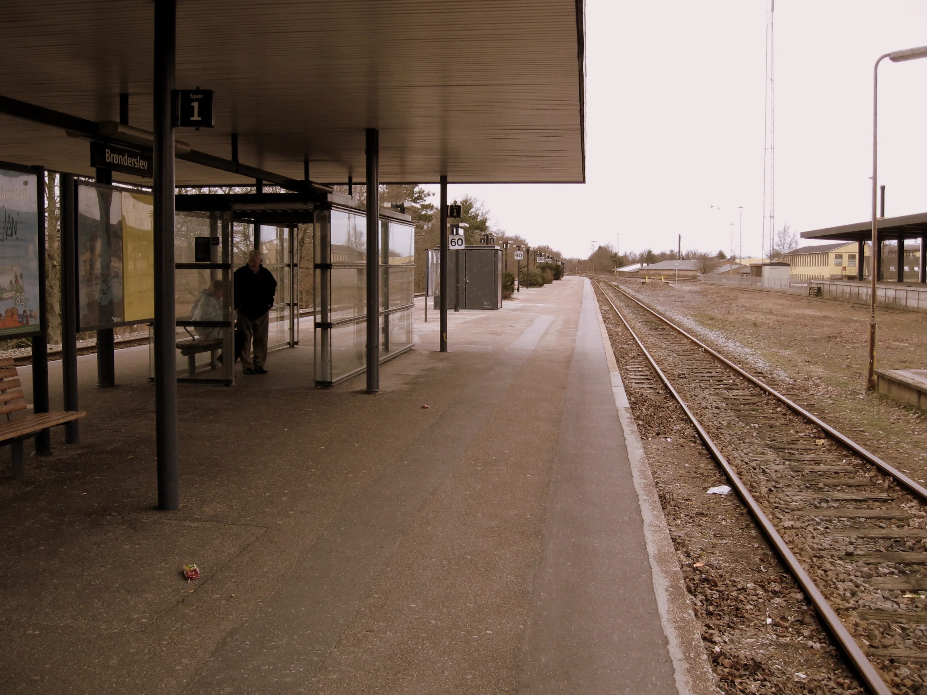 Длинный перрон. Летний перрон. Perron bгss Station. Denmark Train Station.