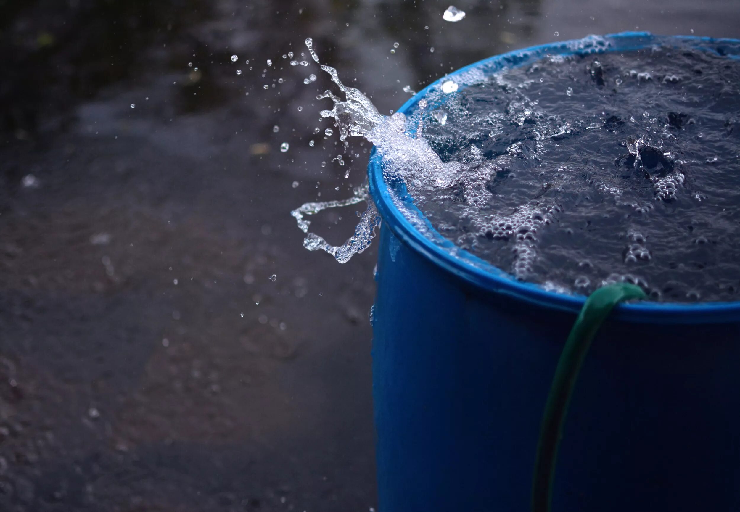 Бочку другую с водой. Дождевая бочка Rain Barrel. Бочки для воды. Ведро с водой. Кадка с водой.