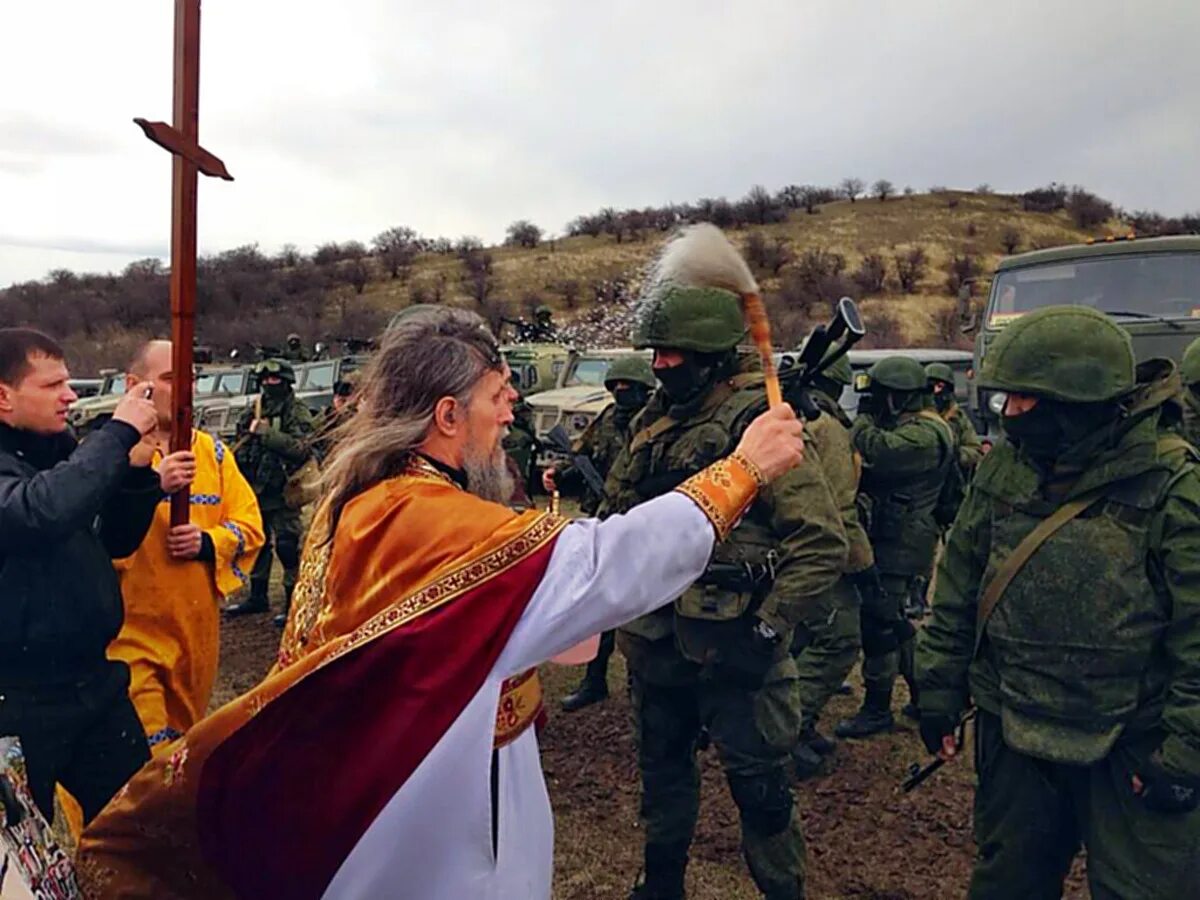 Военный священник. Православный солдат. Православные боевики. Священник на войне. Благословленное оружие